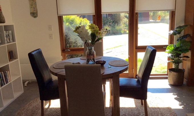 Bowral Apartamento | Studio Rouge en el corazón del viejo Bowral, a solo minutos a pie de tiendas y restaurantes