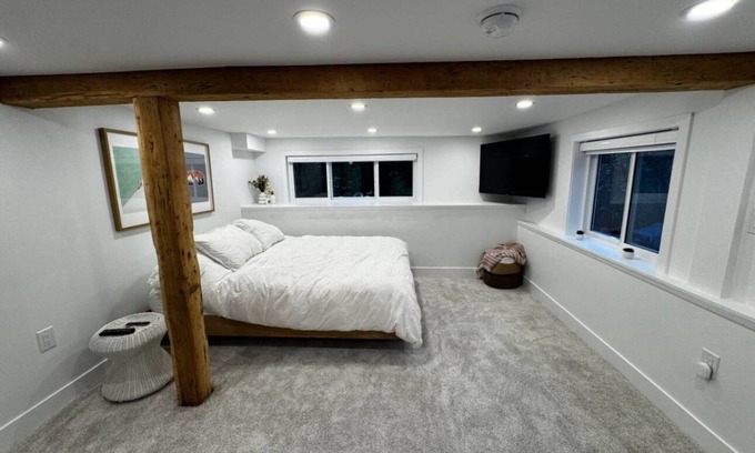 Central Lonsdale Apartamento | Studio Suite - A great suite for ski bums on the North Shore! (Ski storage incl)