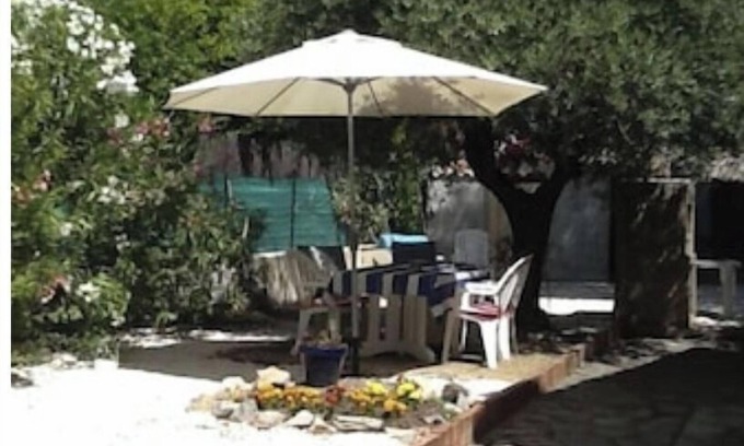 Carqueiranne Apartamento | Studio with shady garden near the beach, Les Grillons Beau Rivage