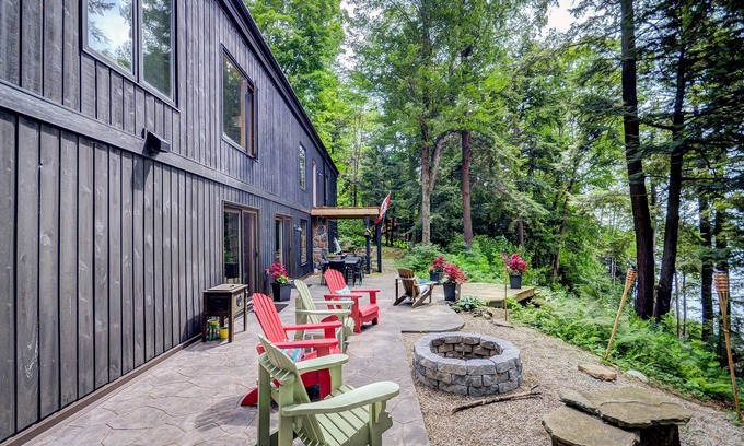Utterson Cabaña | Stunning 4Bed, 2Bath Cottage on Skeleton Lake! 2.7 Acres! Privacy!
