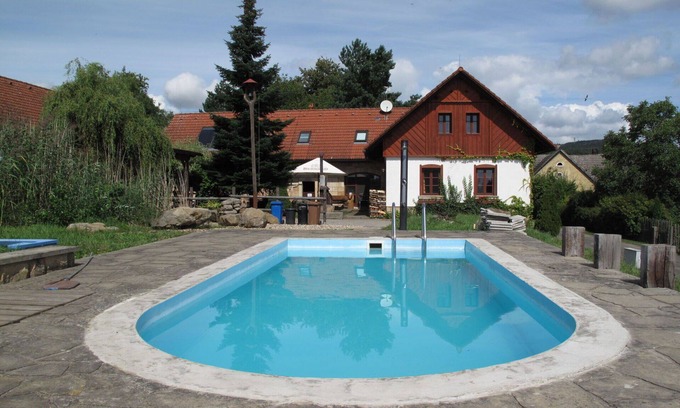 Uhlejov Villa | Maravillosa casa de vacaciones privada con WIFI, piscina privada, TV, patio y mascotas permitida