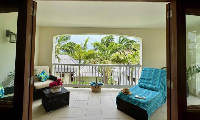 Freetown Apartamento | Stunning 1 Bedroom Hideaway Palm /Garden View
