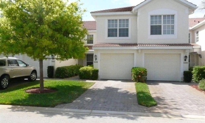Fort Myers Condominio | Impresionante 1er piso Waterfront Carriage Home W / garaje adjunto