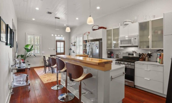 Faubourg Delachaise Casa | Stunning 2BD | Uptown-Music Vibes | Gated Parking
