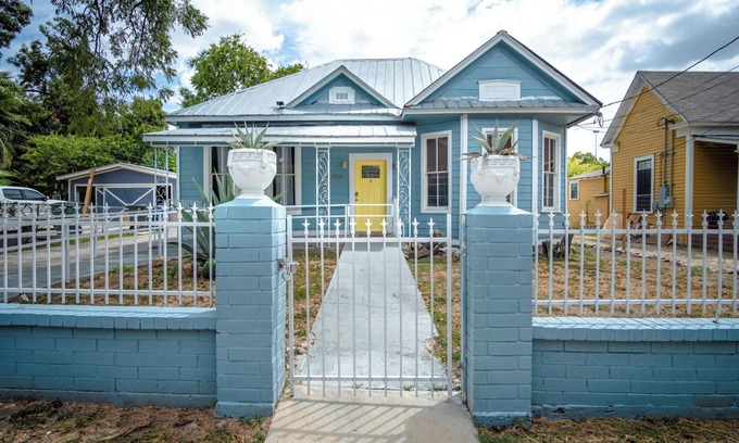 Five Points Apartamento | Stunning 2br/1ba Historic Pad Few Steps Downtown