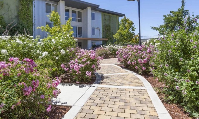 East San Mateo Condominio | Stunning 2BR Condo w Gym & Pool in San Mateo