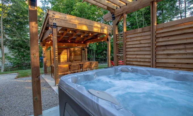 Tiny Casa | Stunning 3 Bdrm Home W/ Hot Tub, Sauna, Gym!
