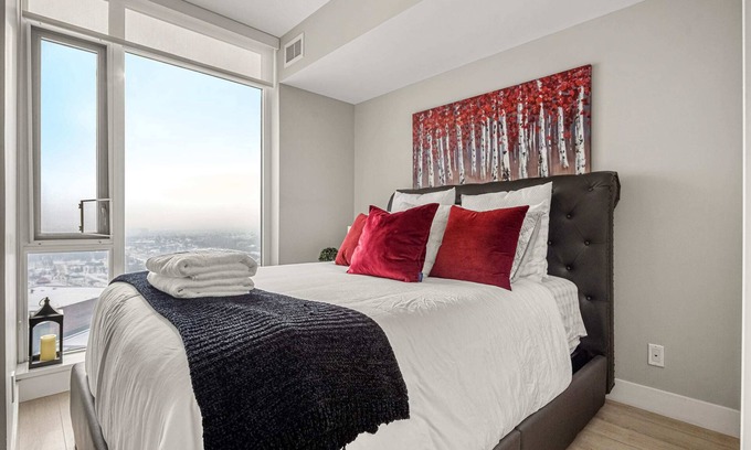 Victoria Park Condominio | Stunning 34th Floor Views, PRIME Location, FREE Banff Pass, Parking, Wine!