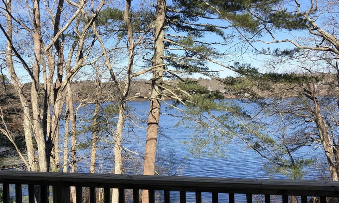 East Falmouth Casa | Impresionante frente a la playa privada de agua dulce de 4 dormitorios