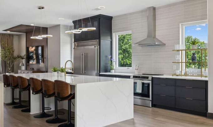 Madison Casa | Stunning 4 Bedroom/ 4.5 Bath Home w/Rooftop Deck!
