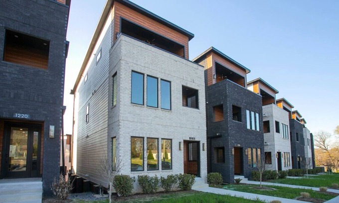 Madison Casa | Stunning 4 Bedroom/ 4.5 Bath Home w/Rooftop Deck!