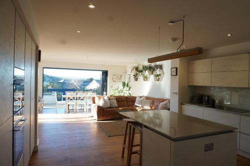 Newquay Casa | Stunning 4 Bedroom Home with Wild Spa, Gym & Hot Tub