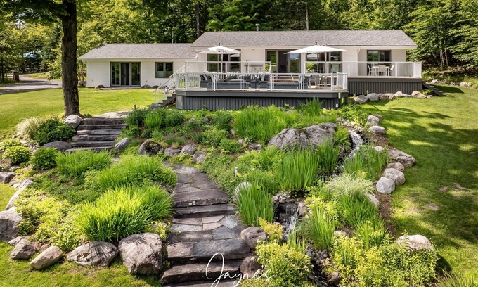 Muskoka Lakes Cabaña | Stunning 5 bed 5 bath cottage on Lake Rosseau