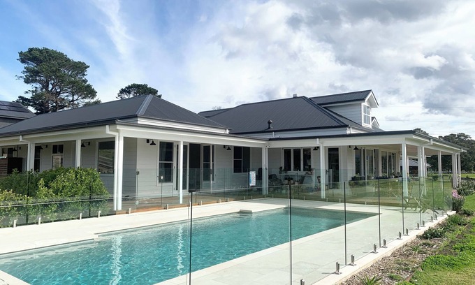 Jerrara Casa | Stunning 5-bedroom rural homestead 5 mins from Kiama with pool and tennis court