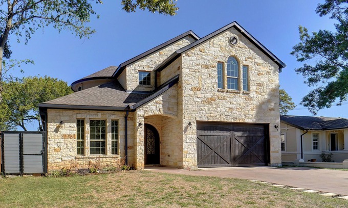 Irving Casa | Stunning 5br 4ba with game room near DFW and LOVE Field