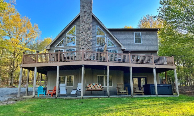 Albrightsville Chalet De Esquí | Stunning 6 bdrm Pocono Chalet, new Hot Tub & 2 blocks to lake and pools.