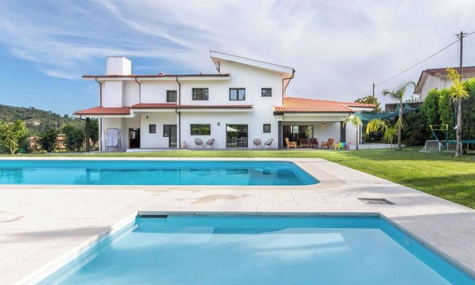Pevidem Casa | Stunning 6-Bed House in Brito, Guimaraes
