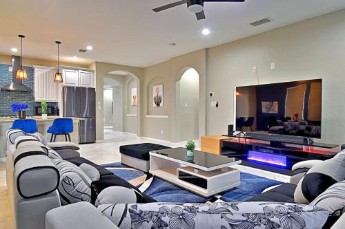 Southside Casa | Stunning 6 Bedroom Near Downtown
