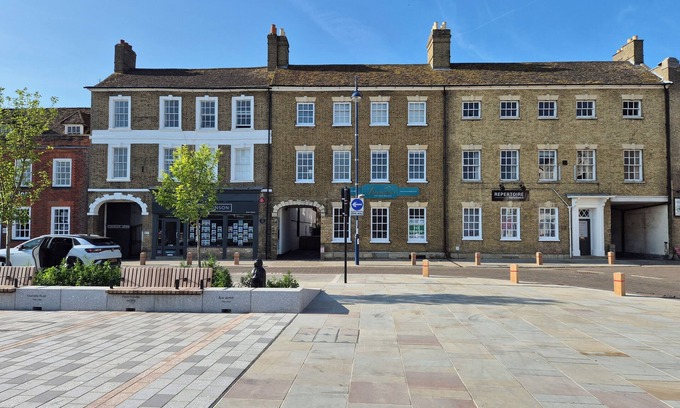 St Neots Casa | Stunning and spacious Georgian town house in historic town centre with parking!