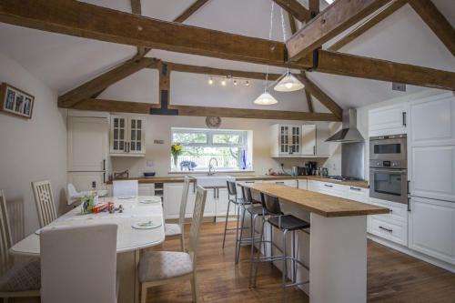 Woodhorn Casa | Stunning Barn Conversion next to Horse Field sleeps 10