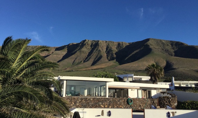 Urbanización Famara Casa | Amplio y moderno alojamiento con piscina climatizada durante todo el año y vistas espectaculares.