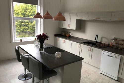 Wirral Apartamento | Stunning Bebington Maisonette - large private drive and entrance, good transport links