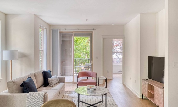 Northwest Bellevue Apartamento | Stunning Bellevue 2BR w/ Gym, W/D & Lounge, near Shops, by Blueground