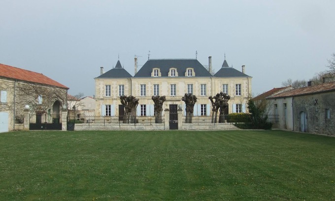 Aumagne Casa | Impresionante castillo con piscina privada, gran jardín, sala de juegos y área de juegos para niños.