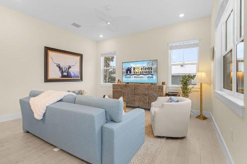 Fort Myers Beach Casa | Stunning - Close to the Beach, Heated Pool