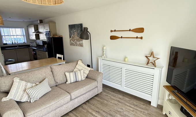 Muston Cabaña | Stunning Coastal Cottage - Sleeping 5 in 2 Bedrooms - Pool and Beach Access Included.