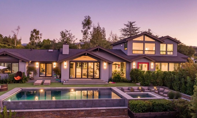 Los Altos Hills Casa | Stunning Contemporary 6 Bedroom Home With Spectacular Views in Los Altos Hills