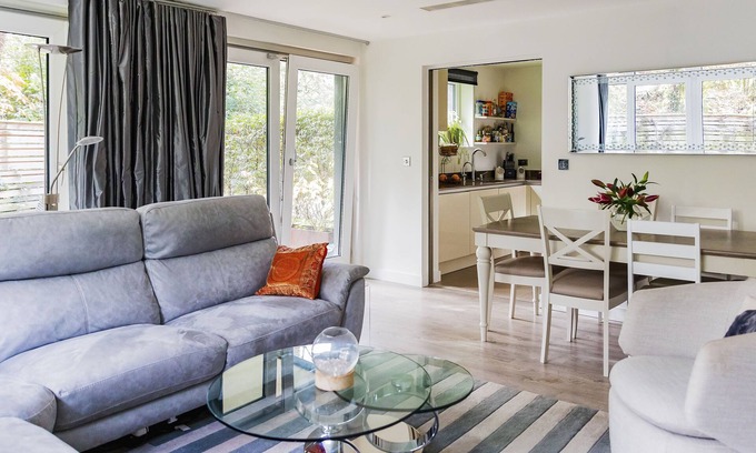 Mortlake Apartamento | Stunning contemporary bright and modern spacious one bedroom garden flat