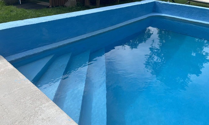 Kvasiny Villa | Casa de vacaciones privada con piscina privada, WIFI, jacuzzi, TV, patio, mascotas permitida