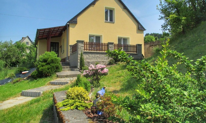 Police nad Metuji Casa | Maravillosa casa de vacaciones privada con WIFI, piscina privada, terraza y mascotas permitida