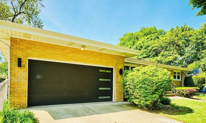 Skokie Casa | Stunning downtown Skokie mid-century modern Luxury four bedroom ranch home