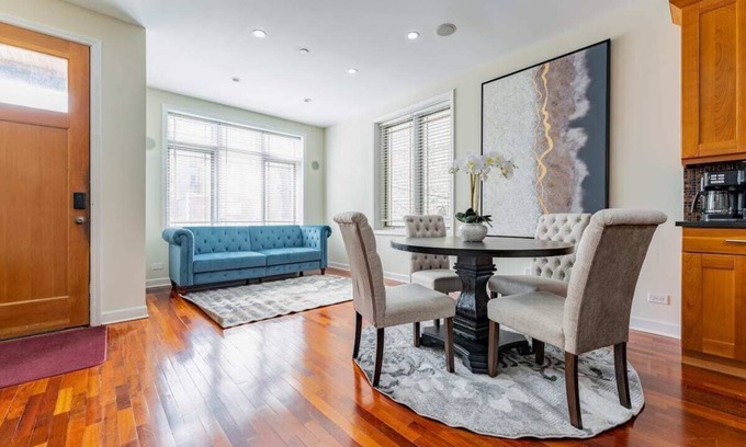 Pulaski Park Casa | Stunning Duplex-4BD/3BA *Prime Location* Sleeps 12