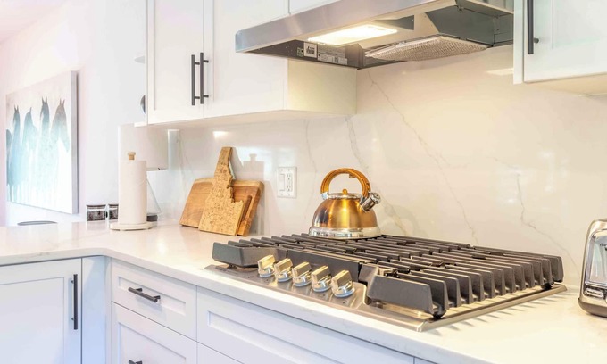 Elkhorn Village Condominio | Stunning Elkhorn Condo with Sauna, Hot Tub, + More!