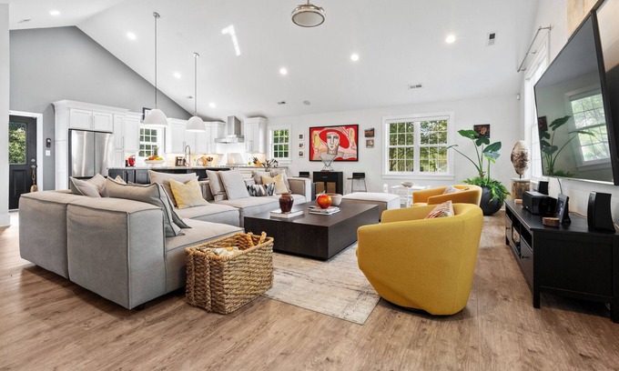 Raleigh Casa | Stunning Executive Home - Walk to North Hills - Hardscaping/Firepit - LOCATION!!