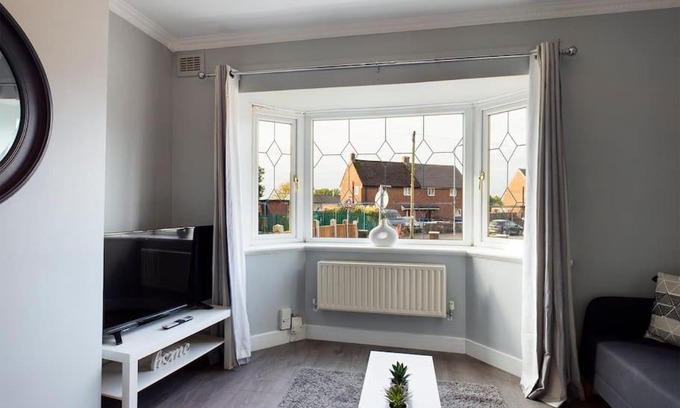 Wigan Apartamento | Stunning Family Home with Comfortable Surroundings by Our Home Short Stays ideally situated within Greater Manchester