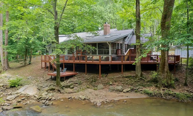 Lynn Casa | Stunning Farmhouse Log Cabin RIVER!