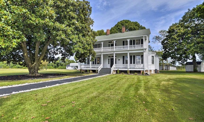 Sellers Otro | Stunning historic home w/ large rooms. Close to attractions. Kid & pet friendly!