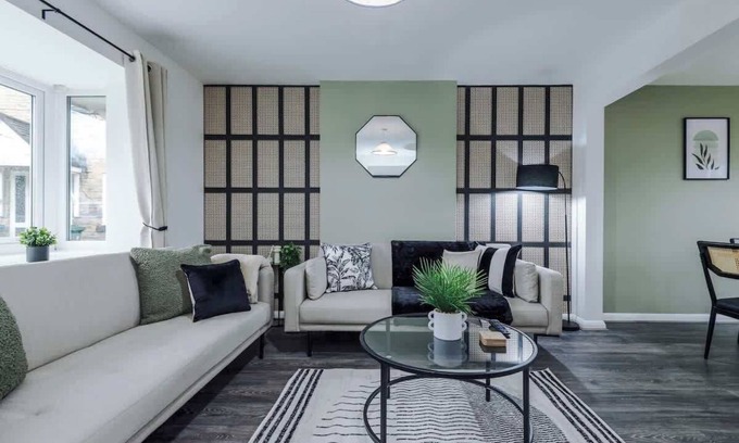 Ashton-under-Lyne Casa | Stunning Home, Ideal for Business, FREE Parking!