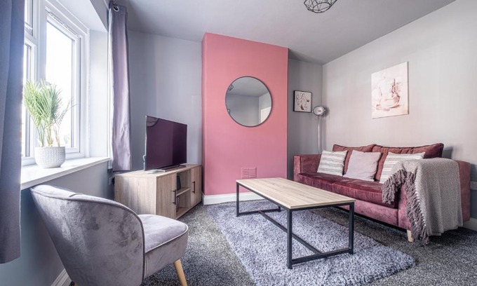 Birstall Apartamento | Stunning Home Ideal for comfort by Our Home Short Stays Free parking fast Wi-Fi and plenty of shops and eating options close by