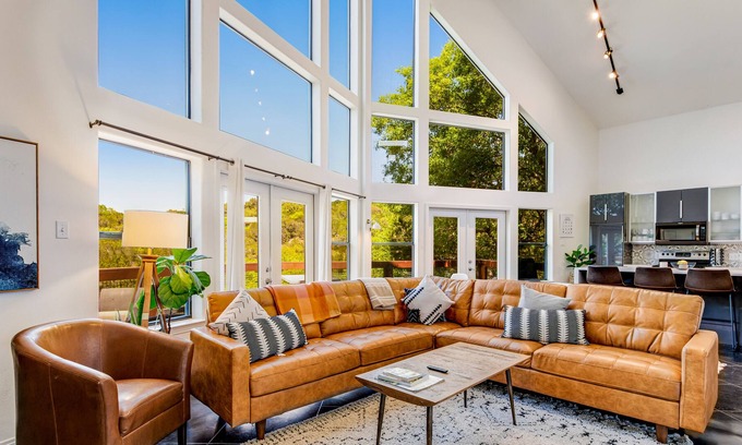 Apache Shores Casa | Stunning home with WiFi, central AC, washer/dryer, tennis and basketball nearby