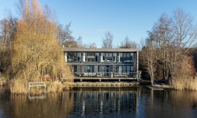 Lechlade Villa | Bowmore Lodge at Los Lagos por Yoo