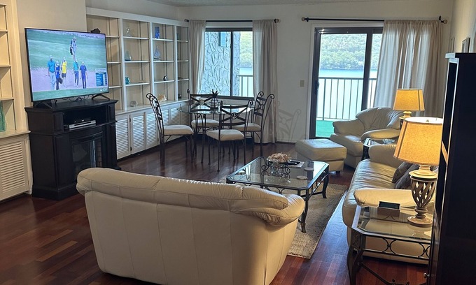 Holcomb Condominio | Stunning Lake View Studio with Private Beach!