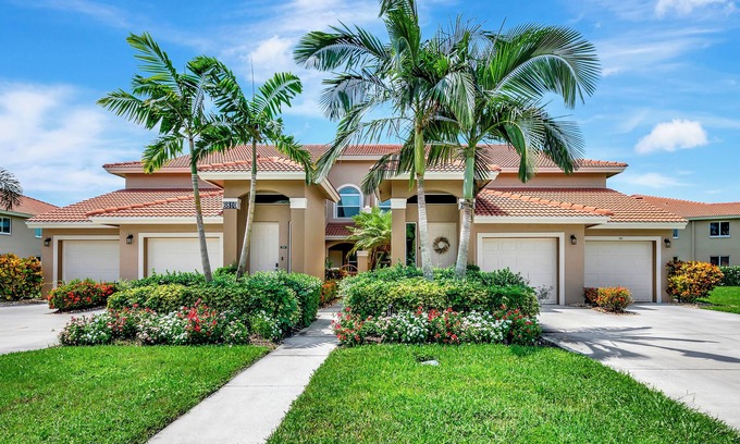 Naples Casa | Stunning Lakefront 2bd/2 bath townhouse + office/den + garage in charming Naples