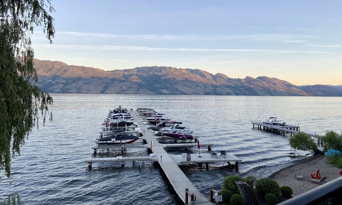 Westbank Condominio | Stunning Lakefront Condo on the Beach - View, Pool, Hot Tub, Beach