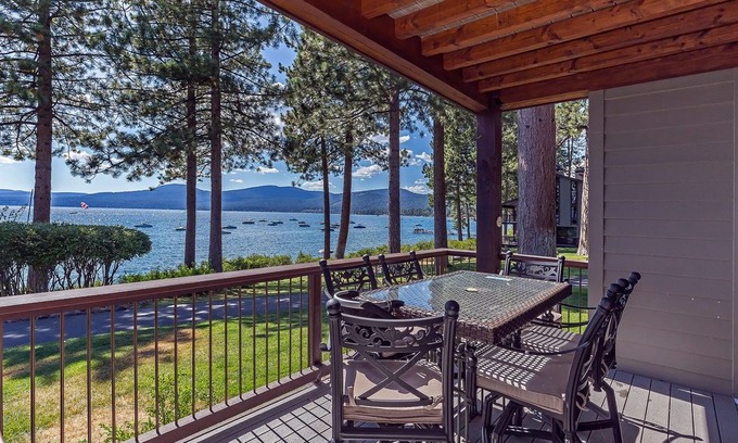 Brockway Casa | Stunning Lakefront Brockway Springs Home