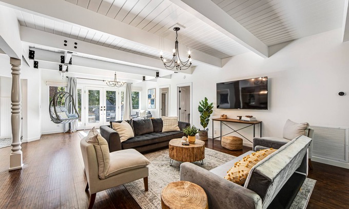 Cedar Glen Casa | Stunning lakehouse lodge with a deck, fireplace, lush patio & lake access
